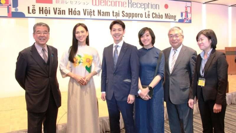 Phương Anh Đào mặc áo dài thuần khiết bên cạnh vị thống đốc trẻ tuổi nhất Nhật Bản