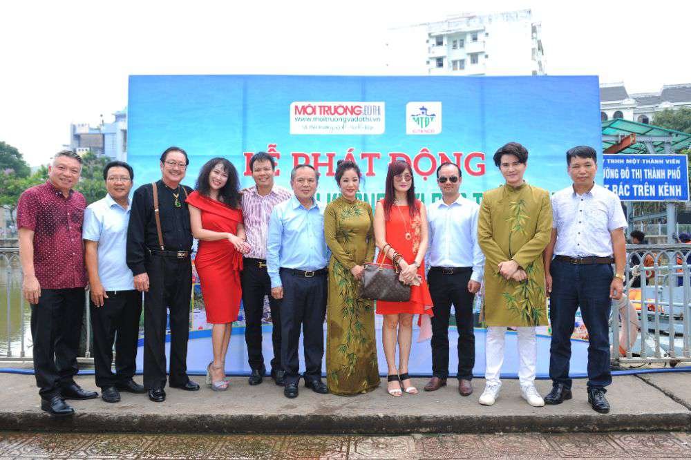 Danh hài Thúy Nga diện áo dài Việt Hùng, đi xuồng dọc kênh Thị Nghè vớt rác thải nhựa