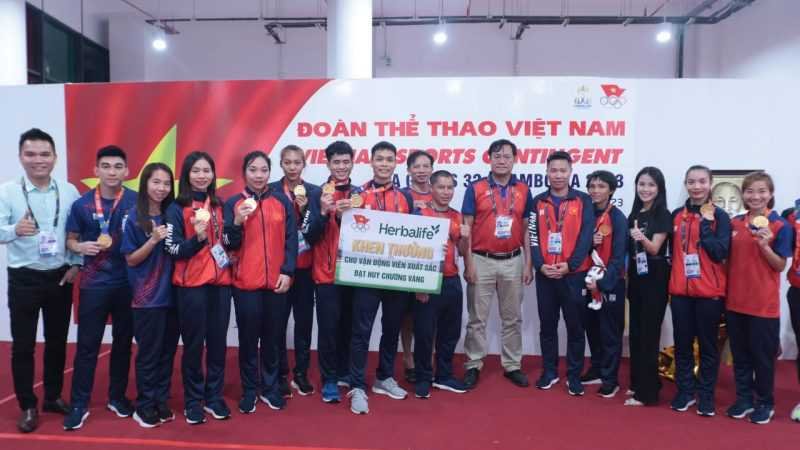 Các vận động viên đạt Huy chương Vàng đầu tiên tại SEA Games 32 được Herbalife Việt Nam thưởng nóng