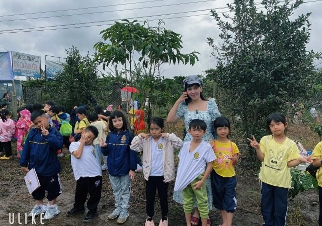 Học sinh trường Pathway Tuệ Đức trồng cây ở Bảo Lộc, Lâm Đồng với sự hướng dẫn của Kỷ lục gia VN Trúc Thy