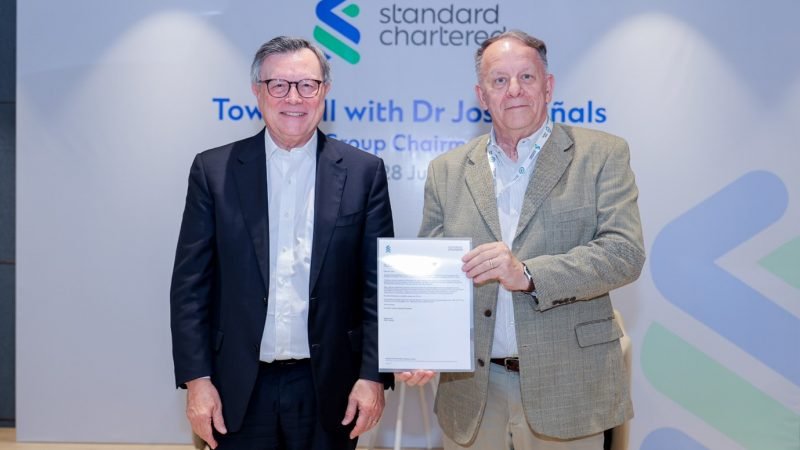 Standard Chartered đồng hành cùng Chương Trình Mở đường đến Tương Lai của Vinacapital Foundation hỗ trợ nữ sinh dân tộc thiểu số