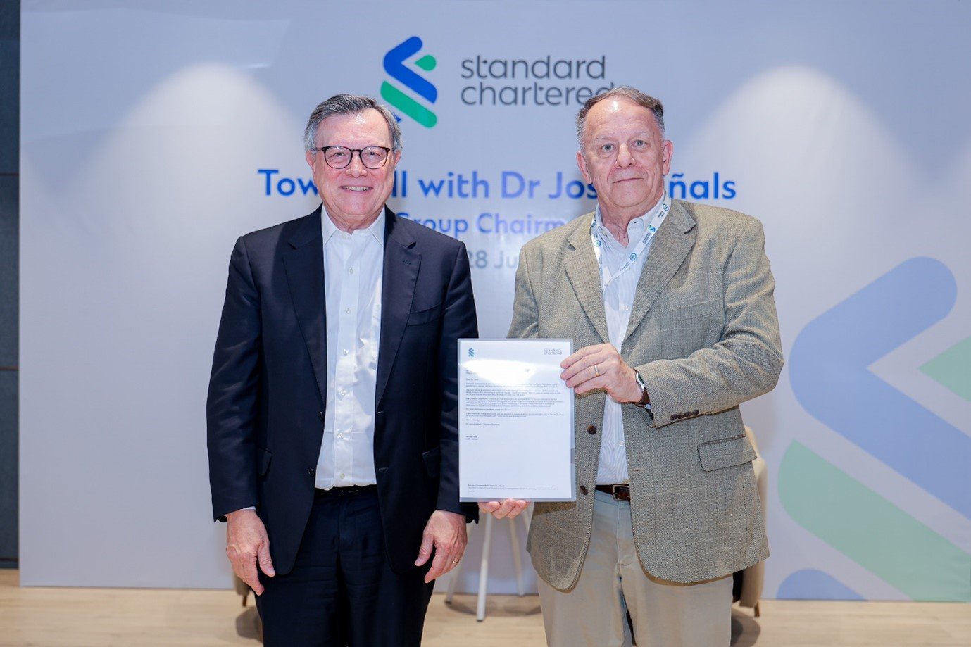Standard Chartered đồng hành cùng Chương Trình Mở đường đến Tương Lai của Vinacapital Foundation hỗ trợ nữ sinh dân tộc thiểu số