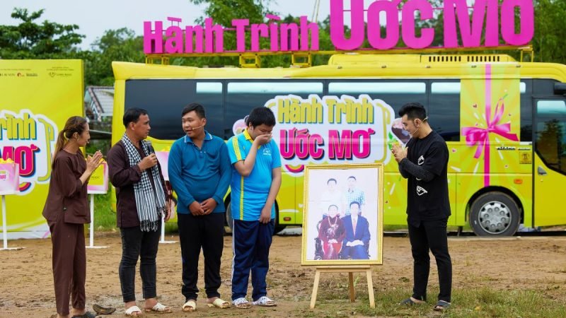 Hành trình ước mơ – Tập 4: Hai anh em mồ côi bật khóc khi lần đầu được chụp ảnh gia đình