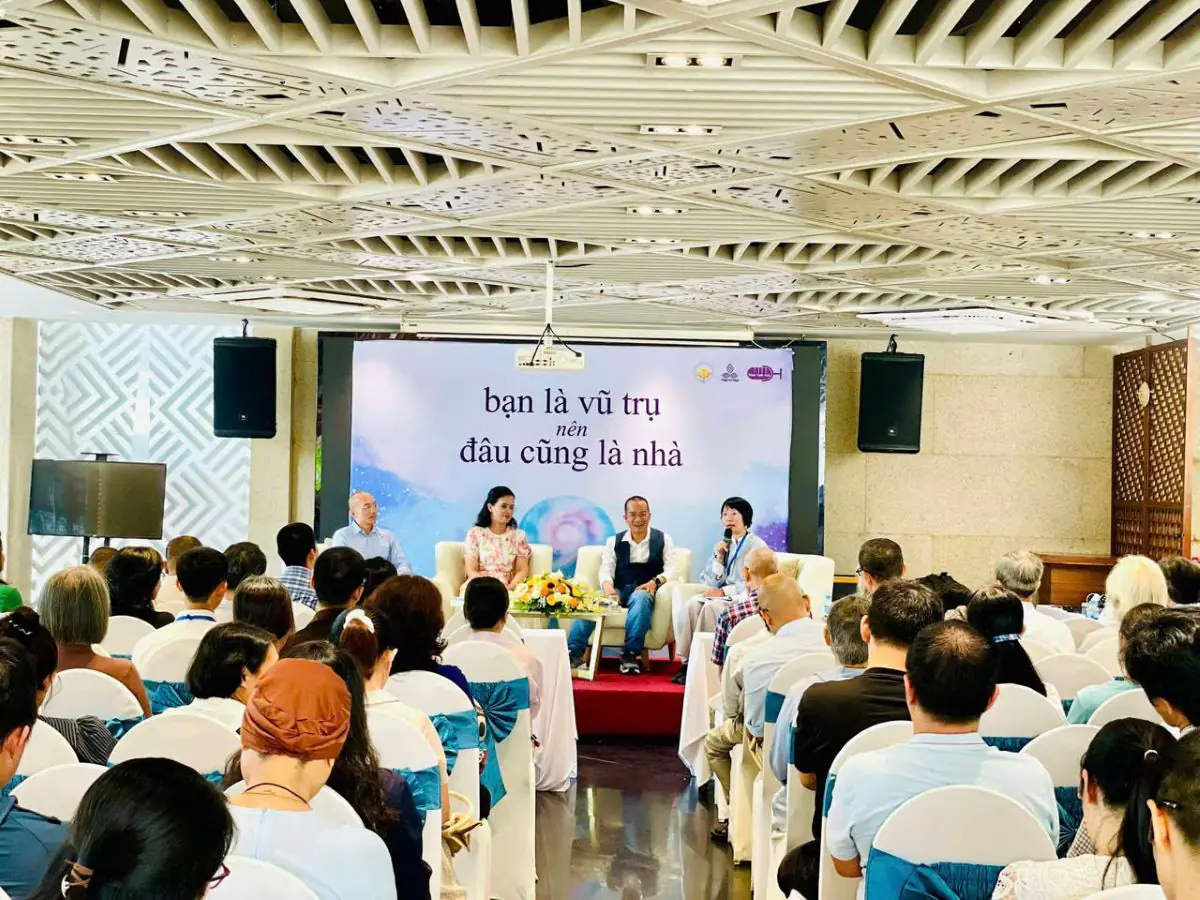 Nhóm dịch giả Cùng Sống An Vui giao lưu với độc giả chủ đề “BẠN LÀ VŨ TRỤ nên ĐÂU CŨNG LÀ NHÀ”