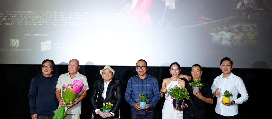 10 - NSUT Hồ Ngọc Xum cùng các khách mời danh dự nhận hoa tri ân