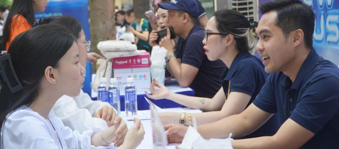 Doanh_nhan_biz_hutech_job_fair_03