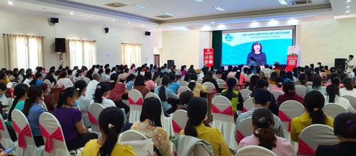 Hội viên tại 1 điểm cầu Bến Tre, tham gia tập huấn kĩ năng mềm trong khuôn khổ Chương trình