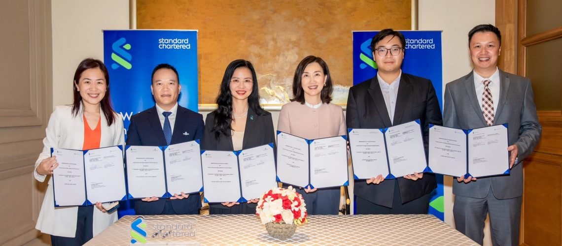 Lễ ký kết biên bản ghi nhớ giữa Standard Chartered và khách hàng tại TPHCM