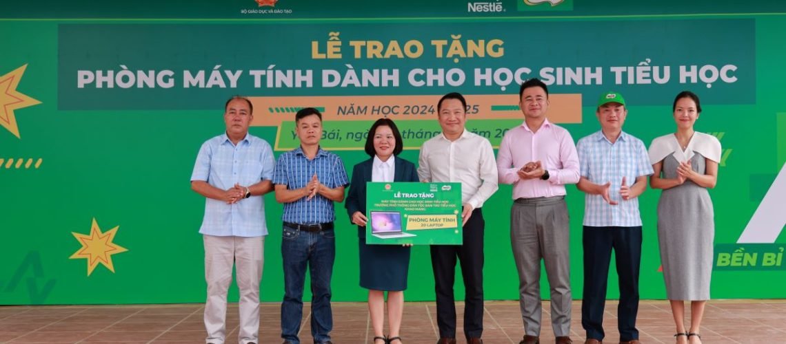 Phu_nu_hien_dai_Nestle_tang_phong_may_tính_truong_khao_mang_02