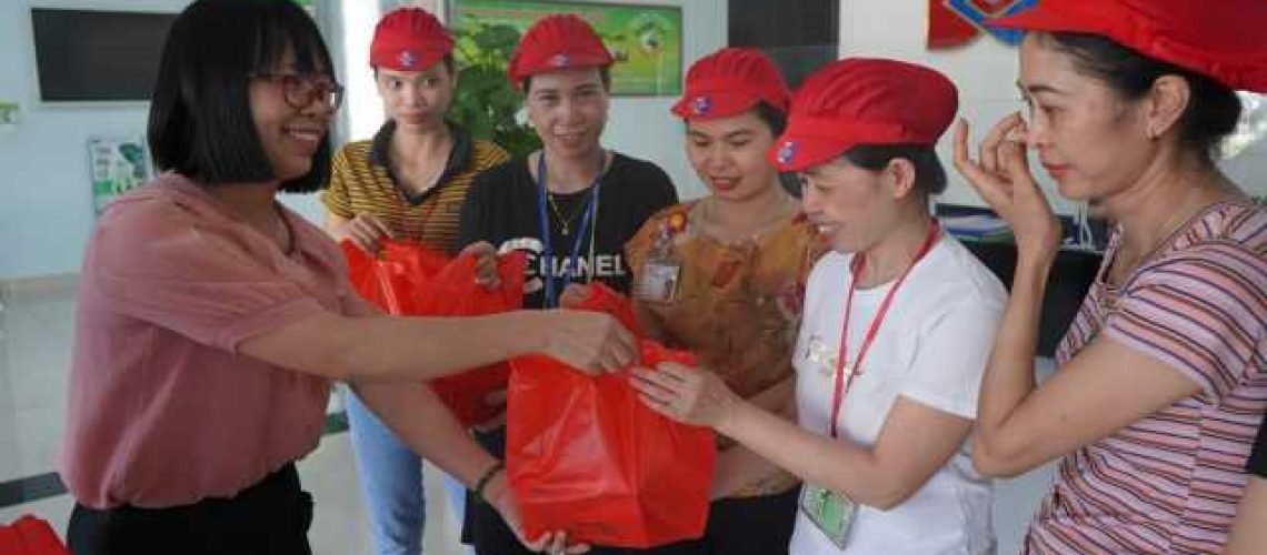 Sản phẩm của Nestlé Việt Nam được các đối tác trao tặng đến công nhân, người lao động tại KCN Lai Vu (Hải Dương).