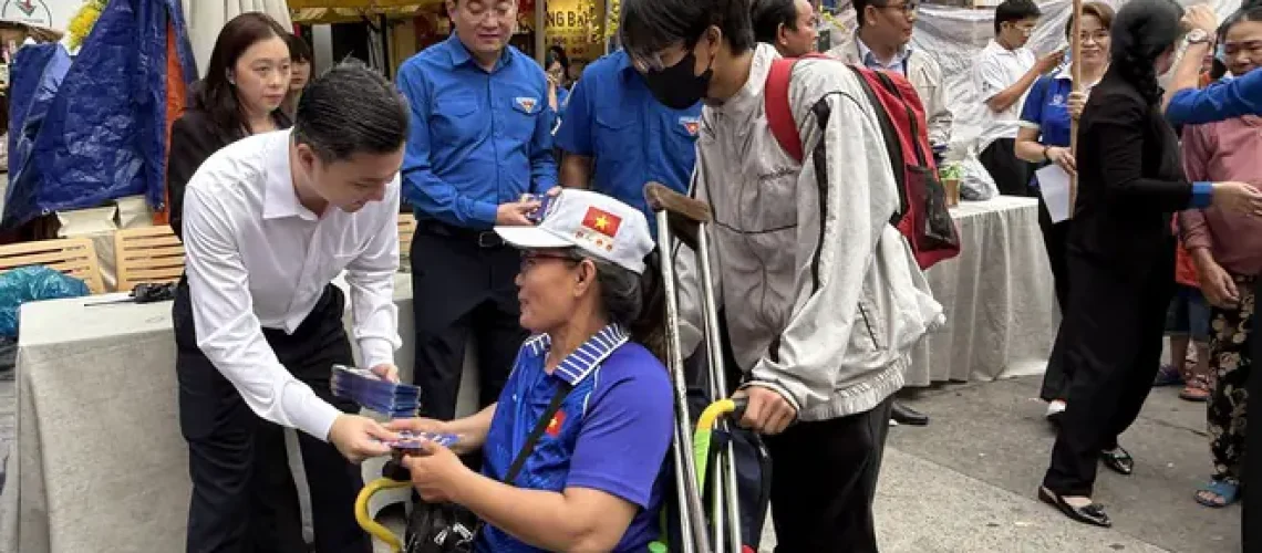 oa-xiv-bi-thu-thuong-truc-trung-uong-doan-tncs-ho-chi-minh-chu-tich-trung-uong-hoi-sinh-vien-viet-nam-tang-qua-cho-nguoi-lao-dong-ve-que-an-tet-1770777904375195674856