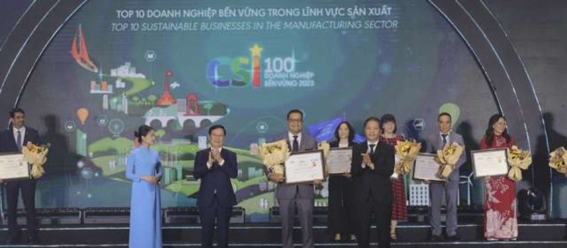 Ông Binu Jacob, Tổng Giám đốc Nestlé Việt Nam nhận chứng nhận doanh nghiệp bền vững nhất Việt Nam trong lĩnh vực sản xuất